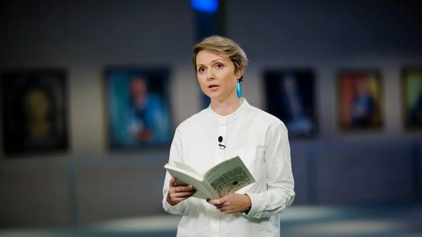 Volha Hapeyeva liest im Kanzleramt aus ihrem Gedichtband, im Hintergrund ist die Kanzlergalerie zu sehen