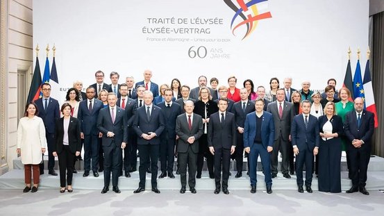 Gruppenfoto mit deutschen und französischen Regierungsmitgliedern