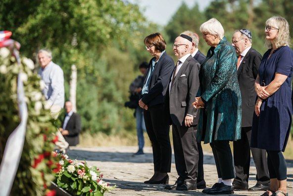 Kulturstaatsministerin Roth mit Überlebenden bei der Gedenkfeier im ehemaligen KZ--Konzentrationslager Bergen-Belsen