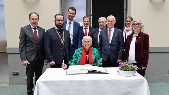 Staatsministerin Claudia Roth trägt sich ins Goldene Buch der Stadt Memmingen ein.