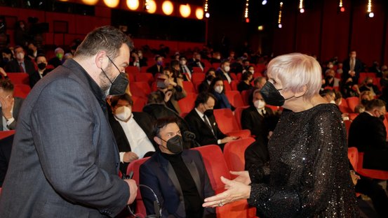 Kulturstaatsministerin Roth mit Denis Menochet