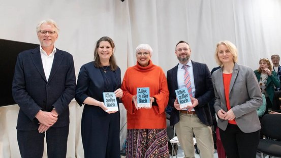 Kulturstaatsministerin Roth bei der Eröffnung des Gastlandstands