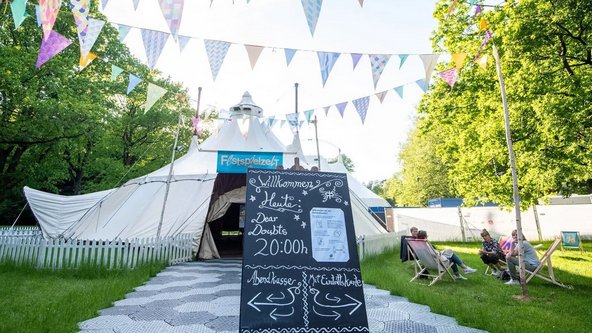 Besucher warten im Garten vor dem Festspielzelt der Ruhrfestspiele auf den Einlass zur Premiere von „Dear Doubts". 