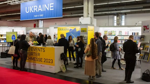 Länderstand der Ukraine auf der Frankfurter Buchmesse 2023 mit Publikum.