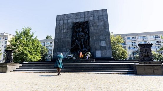 Kulturstaatsministerin Roth am Warschauer Ghetto-Denkmal