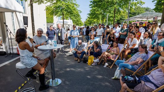 Kulturstaatsministerin Roth beantwortet beim Tag der offenen Tür der Bundesregierung Bürgerfragen