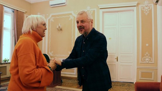 Claudia Roth mit dem Kulturminister von Moldau Sergiu Prodan.