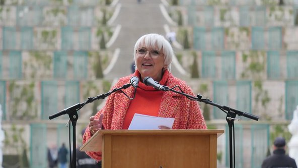 Claudia Roth bei der Eröffnung des Themenjahrs und der Sonderausstellung „Re:Generation. Klimawandel im grünen Welterbe – und was wir tun können“ im Park Sanssouci.