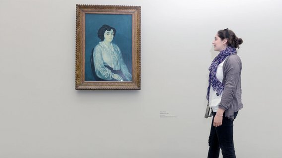 Eine Besucherin betrachtet das Gemälde „Madame Soler“ von Pablo Picasso in der Pinakothek der Moderne in München.