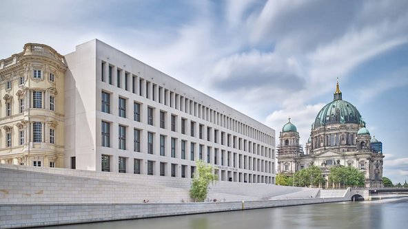 Ostfassade des Humboldt Forums mit Blick auf die Spree und den Berliner Dom