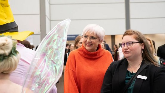 Kulturstaatsministerin Roth beim Rundgang in Halle 1