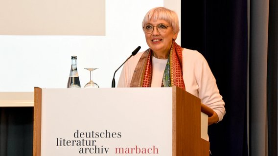 Kulturstaatsministerin Claudia Roth bei der Eröffnung der Ausstellung „Kafkas Echo“ im Literaturmuseum der Moderne Marbach.