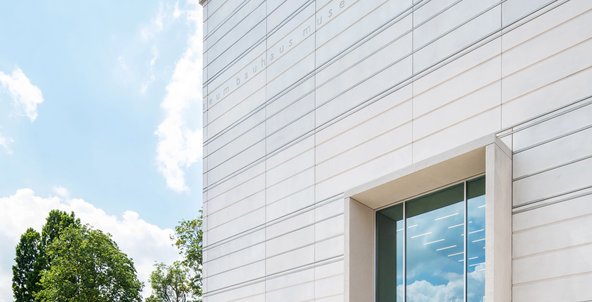 Blick von der Fassade des Bauhausmuseums Weimar in den blauen Himmel