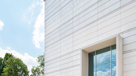 Blick von der Fassade des Bauhausmuseums Weimar in den blauen Himmel