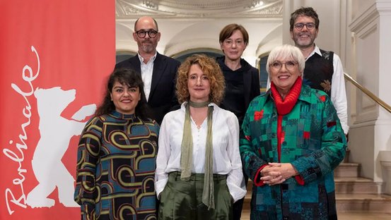 Claudia Roth mit Tricia Tuttle und den Mitgliedern der Findungskommission Edward Berger, Sara Fazilat, Anne Leppin und Roman Paul