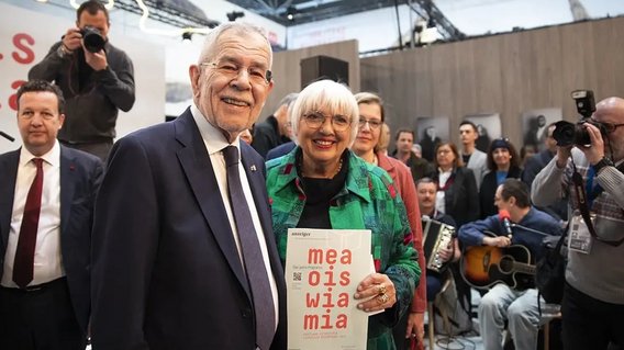 Kulturstaatsministerin Roth mit dem österreichischen Bundespräsidenten Alexander Van der Bellen bei der Eröffnung des Gastland-Standes.