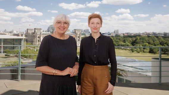 Kulturstaatsministerin Claudia Roth mit Katarzyna Wielga-Skolimowska auf der Terrasse im Bundeskanzleramt