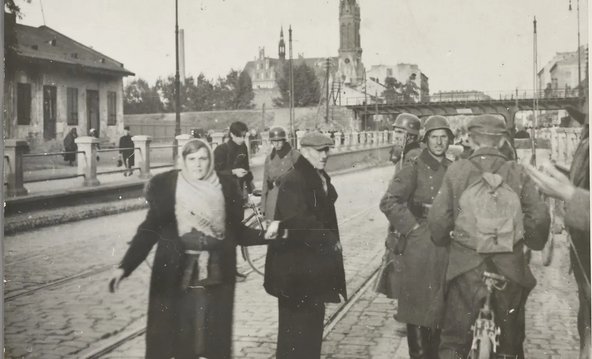 Nazi-Polizei kontrolliert die Personalausweise der polnischen Bürger in den Straßen.