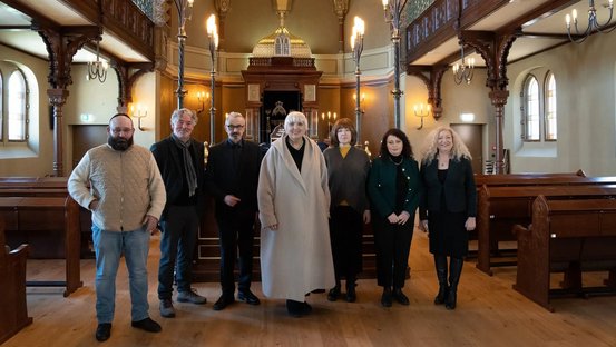 Kulturstaatsministerin Roth beim Besuch der Lübecker Synagoge