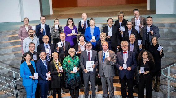 Gruppenfoto im Bundeskanzleramt mit Kanzleramtschef Wolfgang Schmidt, Kulturstaatsministerin Claudia Roth, Olaf Zimmermann vom Deutschen Kulturrat und weiteren Mitgliedern der „Initiative kulturelle Integration".