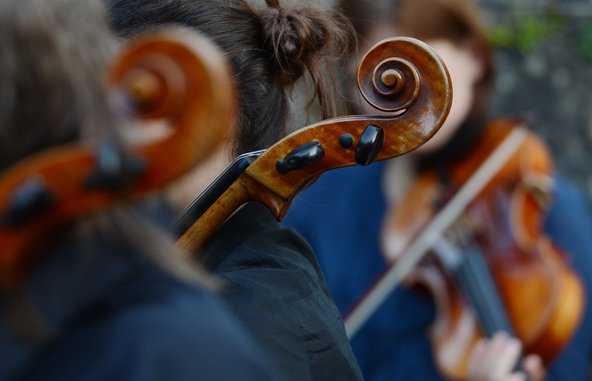 Orchestermusikerinnen beim Spiel