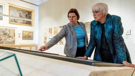 Kulturstaatsministerin Roth mit der Direktorin des Jüdischen Historischen Museums