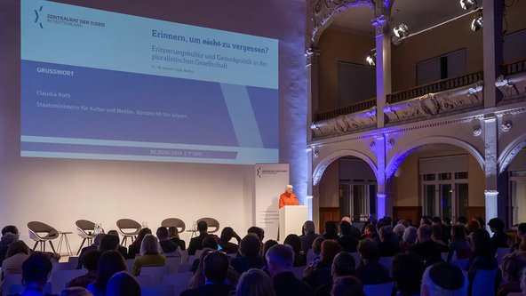 Kulturstaatsministerin Claudia Roth steht am Rednerpult bei der Konferenz „Erinnern, um nicht zu vergessen?&quot; des Zentraltrats der Juden