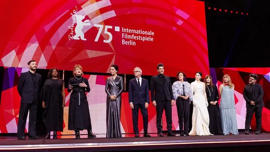  Tricia Tuttle mit Team, der Internationalen Jury sowie Moderatorin Desirée Nosbusch