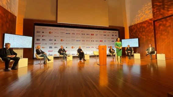 Podiumsdiskussion bei der Infoveranstaltung zur Vereinheitlichung der ökologischen Mindeststandards