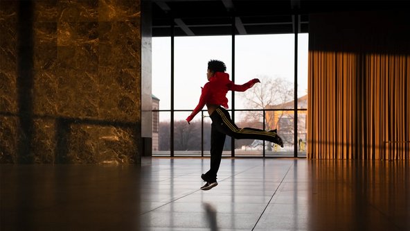 Tanzperformance in der ikonischen oberen Halle der Neuen Nationalgalerie.