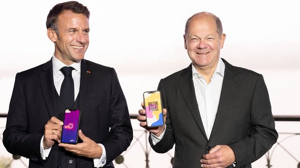 Bei der deutsch-ffranzösischen Kabinettsklausur präsentieren Kanzler Scholz und Präsident Macron die jeweiligen KulturPass-Apps.