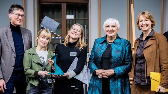 Regisseurin Laura Fischer und Produzentin Ursula Pfriem erhielten den EISVOGEL 2025 für die Fernsehproduktion „Für immer Freibad“.