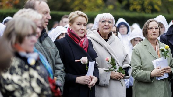 Kulturstaatsministerin Roth mit Berlins Bürgermeisterin Giffey